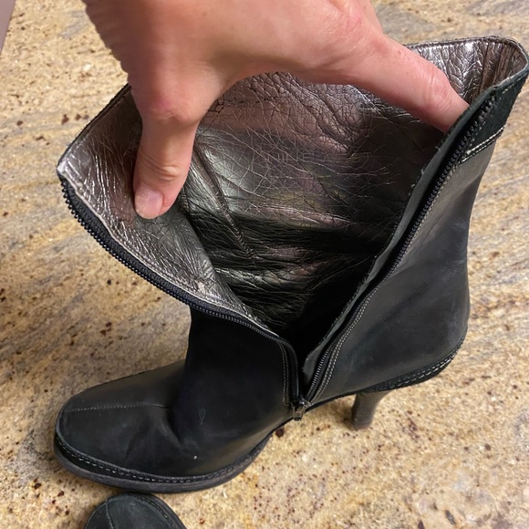 Nine West unbuckle oiled leather and suede trim around toe and ankle. - Picture 4 of 6